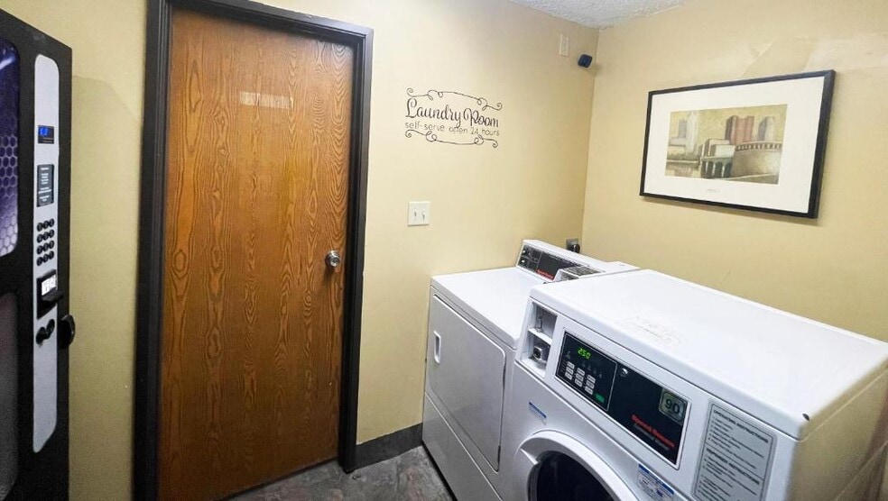 More Photos Of 522 E Coliseum Blvd, Fort Wayne Hotel For Sale