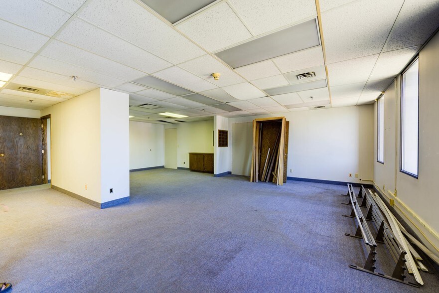 More Photos Of 9901-9927 Valley View Rd, Eden Prairie Showroom For Lease