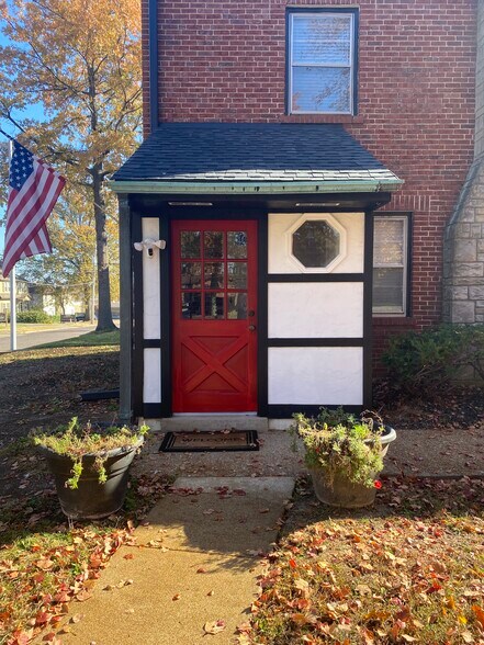 More Photos Of 404 S Clay Ave, Kirkwood Office For Lease