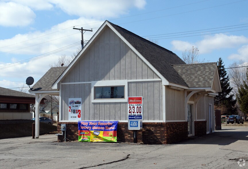 Primary Photo Of 832 S Main St, Lapeer Freestanding For Lease