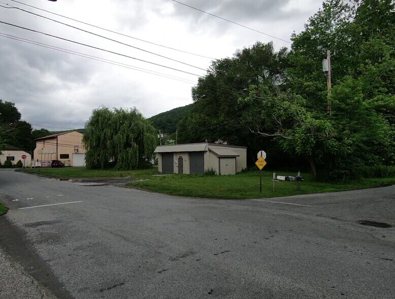More Photos Of 3 Vine St, Greenwood Lake Warehouse For Lease