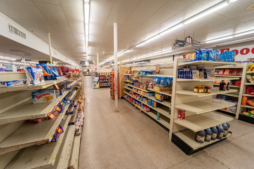 More Photos Of 1302 E Crestwood Dr, Victoria Storefront For Sale