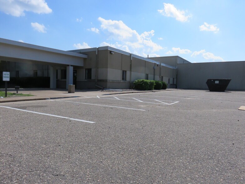 More Photos Of 800 E 10th St E, Hastings Manufacturing For Lease