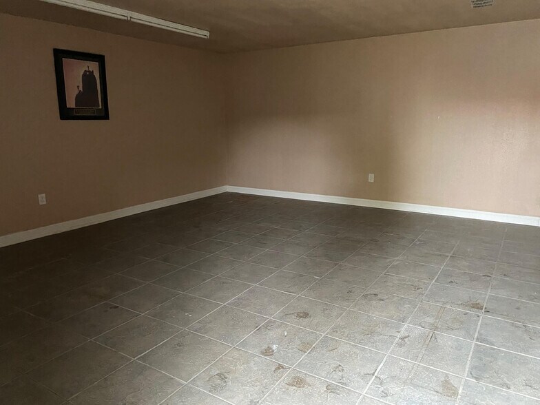 More Photos Of 1310 N ML King Jr Pky, Beaumont Light Manufacturing For Sale