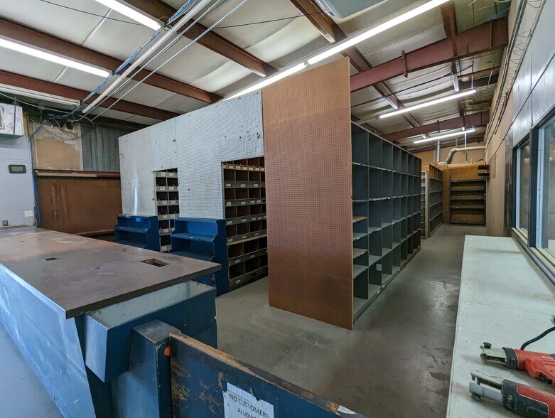 More Photos Of 714 E 2nd St, Odessa Flex For Lease