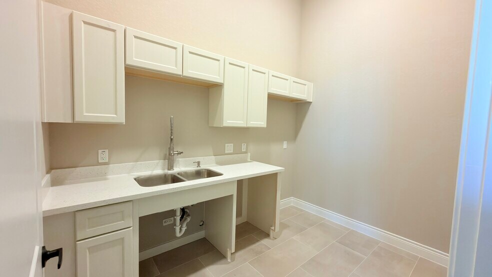 More Photos Of 3522 N Mason Rd, Katy Warehouse For Lease