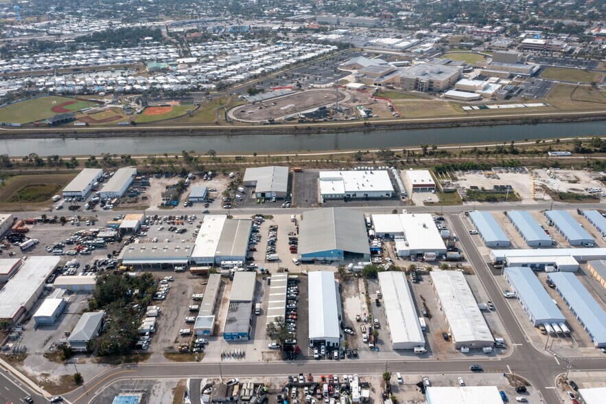 More Photos Of 320 Warfield Ave, Venice Warehouse For Sale