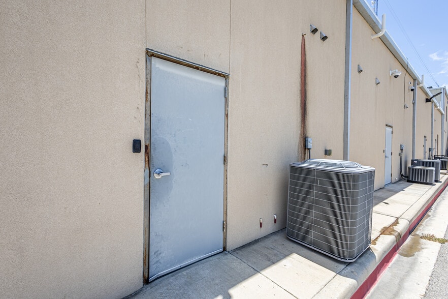 More Photos Of 302 Crossroads Loop, Laredo Office For Lease