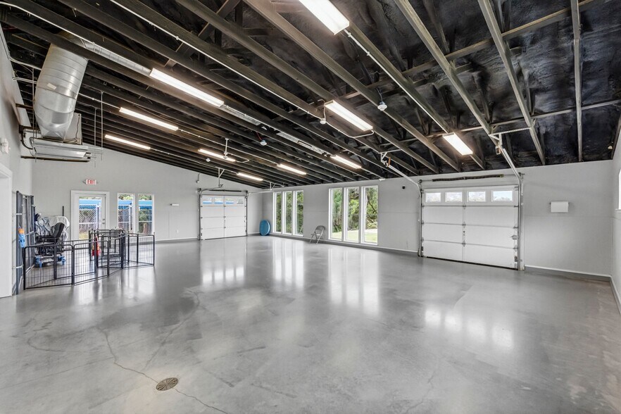 More Photos Of 1410 Live Oak Rd, Leander Showroom For Sale