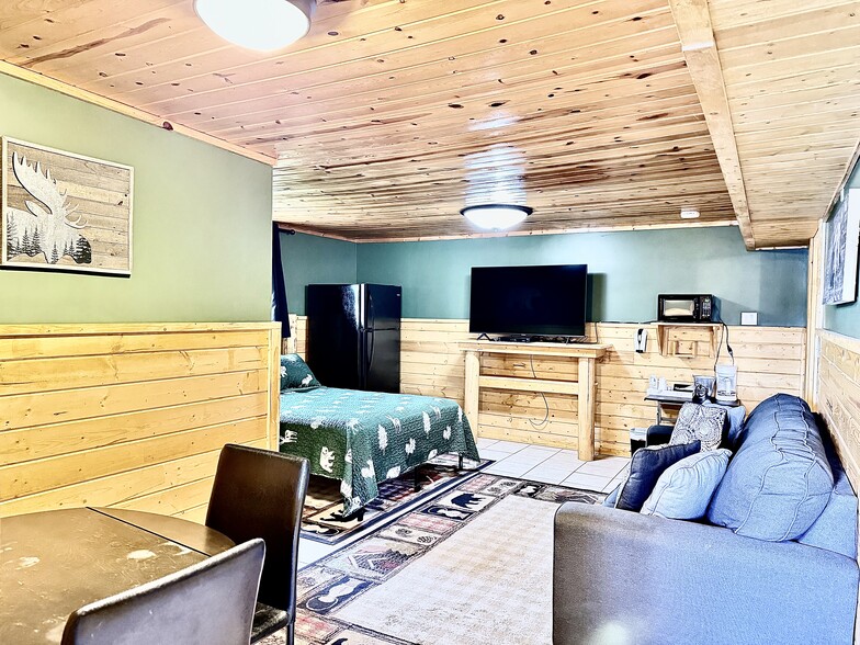 More Photos Of 1665 Whisper Ridge Rd, Ashton Hotel For Sale