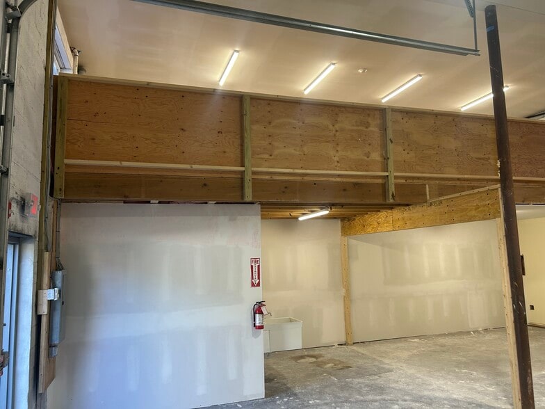 More Photos Of 262 Washington St, Warwick Warehouse For Sale
