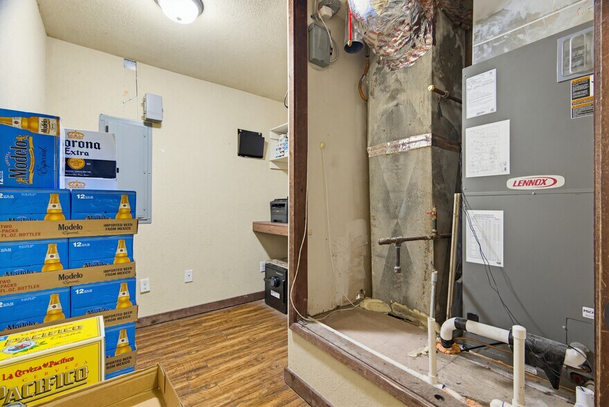 More Photos Of 809 Lester Ln, Rogers General Retail For Sale