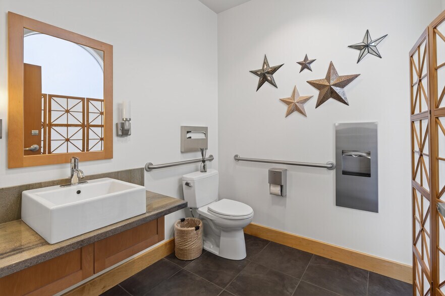 More Photos Of 4540 SW Kelly Ave, Portland Office For Sale