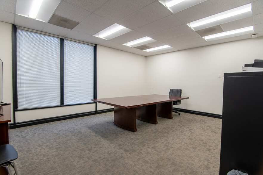More Photos Of 5405 Stockdale Hwy, Bakersfield Office For Lease