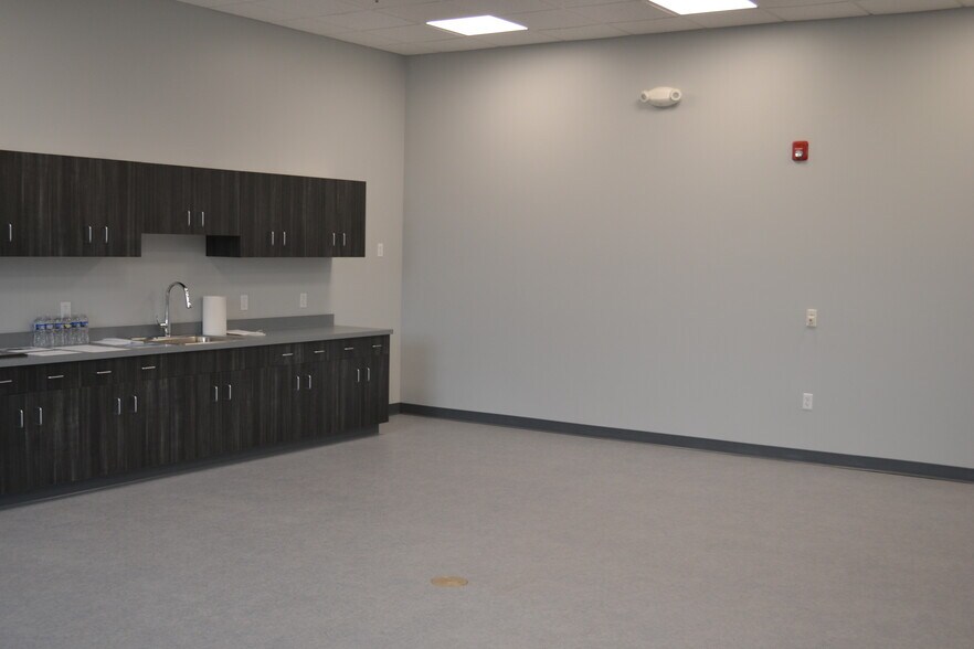 More Photos Of 60 Industrial Rd, Elizabethtown Distribution For Sale