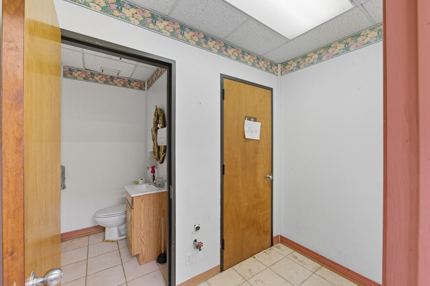 More Photos Of 9155 Irvington Blvd, Houston Office For Sale