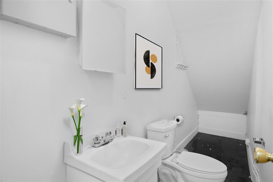 More Photos Of 257 W 19th St, New York Storefront Retail Residential For Lease