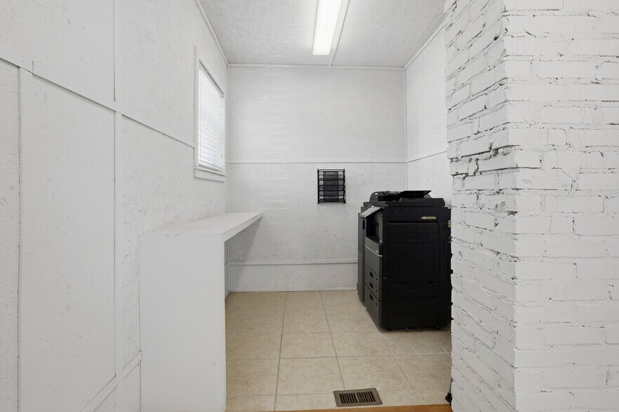 More Photos Of 629 Jefferson St, Jackson Office For Sale