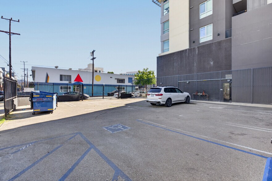More Photos Of 11105 Weddington St, North Hollywood Service For Lease