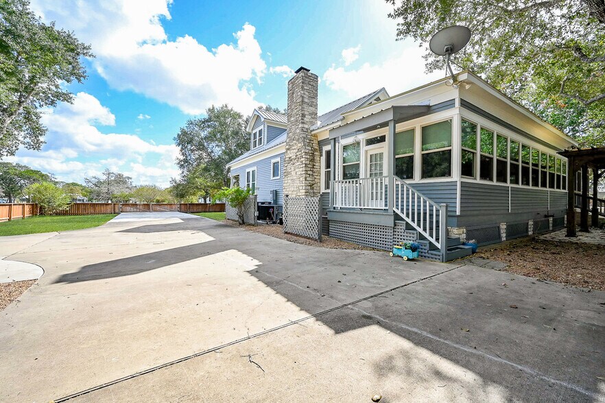 More Photos Of 315 Cedar St, New Ulm Specialty For Sale