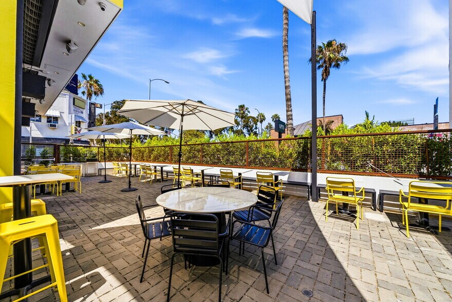 More Photos Of 465 N Fairfax Ave, Los Angeles Fast Food For Lease