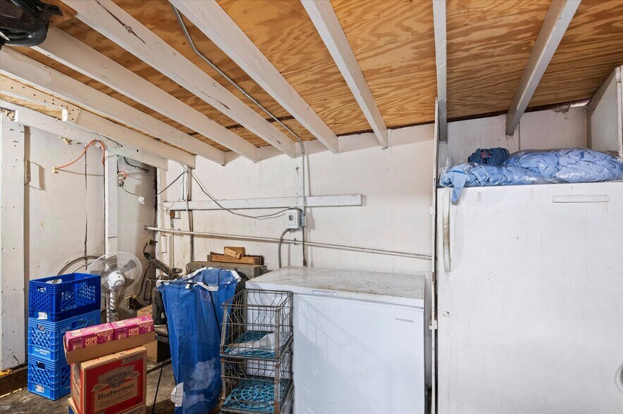 More Photos Of 1279 35th St, Springfield Storefront Retail Residential For Sale