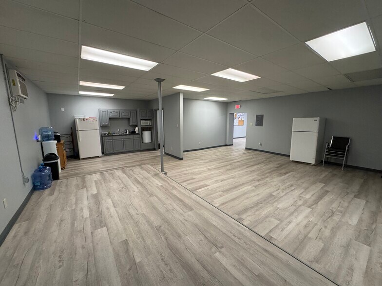 More Photos Of 706 N Perry St, Palestine General Retail For Sale