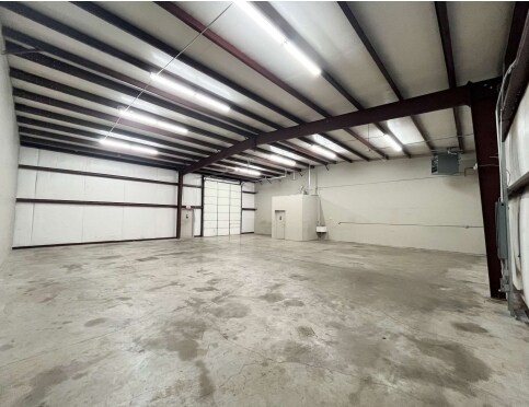 More Photos Of 1008 W Farmer St, Ozark Warehouse For Lease