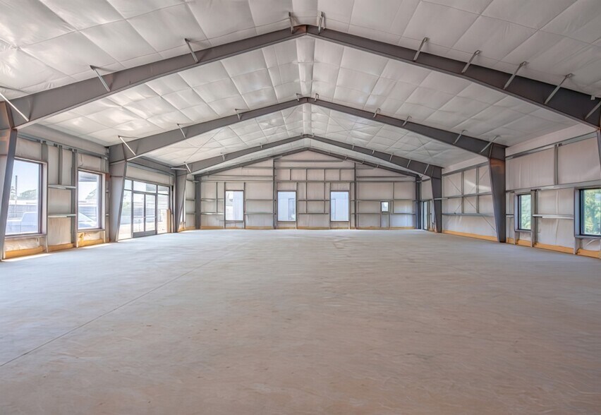 More Photos Of 8 Scuttle Hole Rd rd, Water Mill Flex For Lease