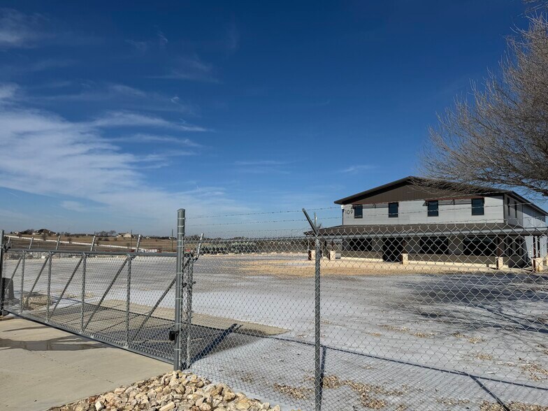 More Photos Of 105 McBar Dr, Jarrell Light Distribution For Lease