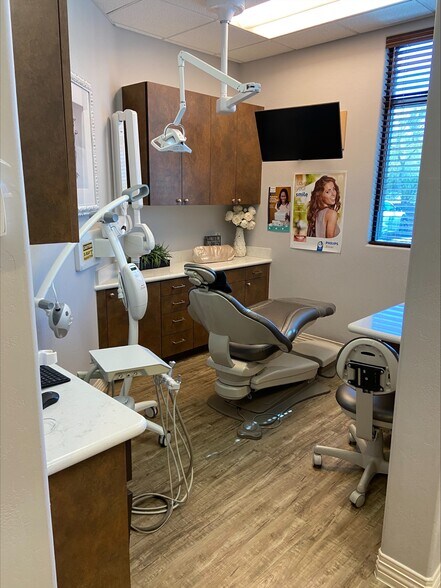 More Photos Of 42104 N Venture Dr, Anthem Office For Sale