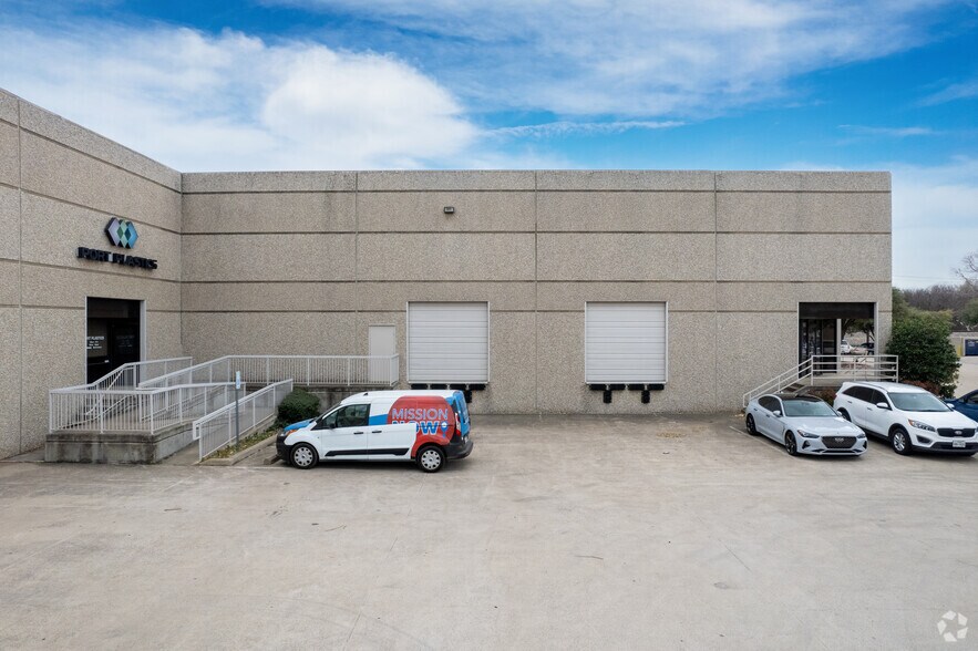 More Photos Of 6312 Airport Fwy, Fort Worth Distribution For Lease