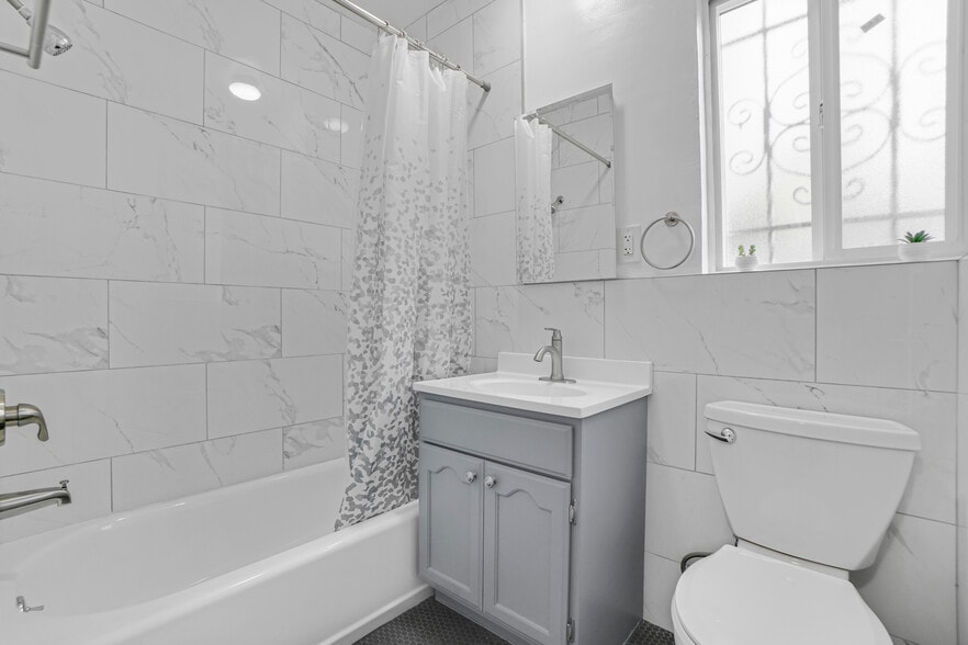 More Photos Of 1143 W 28th St, Los Angeles Multifamily For Sale