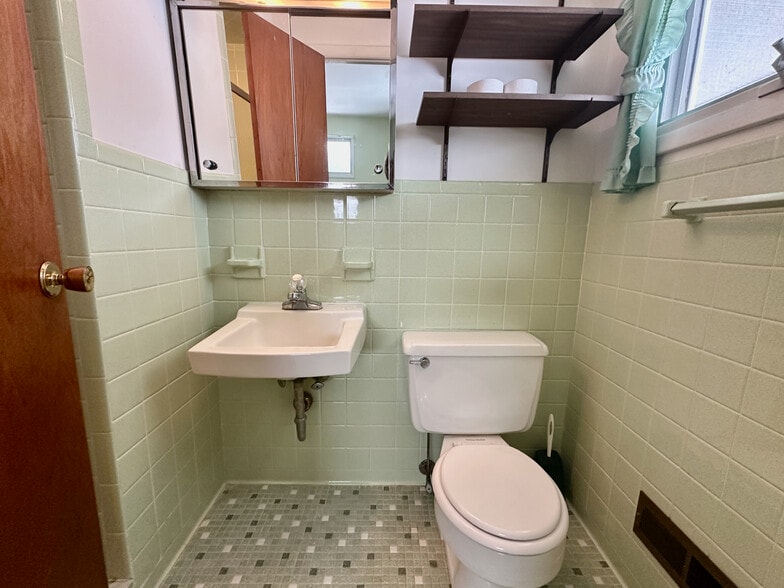 More Photos Of 3 Oakhill Dr, Halfmoon Flex For Sale