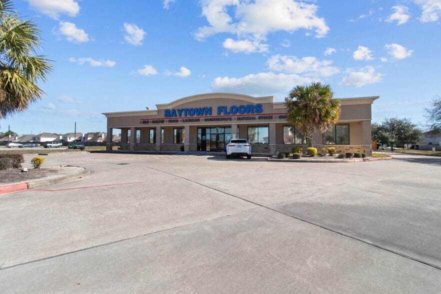 More Photos Of 7910 N Hwy 146, Baytown Showroom For Lease