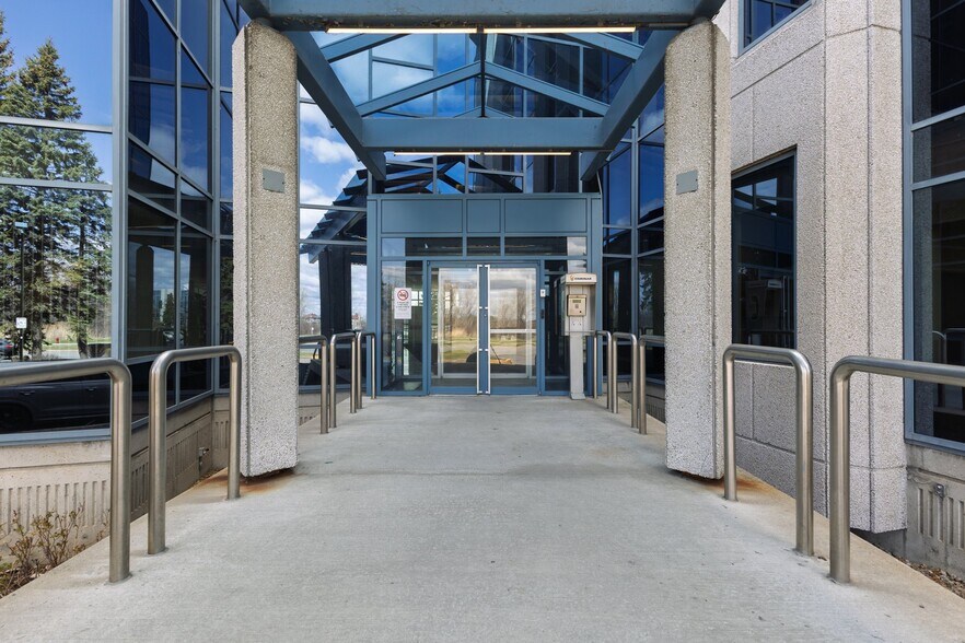 More Photos Of 9900 Boul Cavendish, Montréal Office Residential For Lease