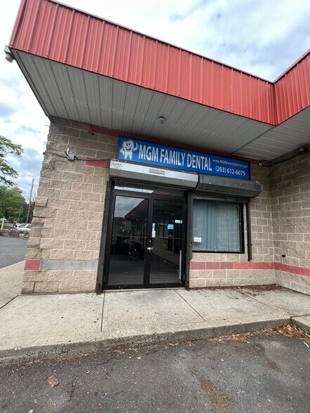 More Photos Of 2652-2690 E Main St, Bridgeport General Retail For Lease