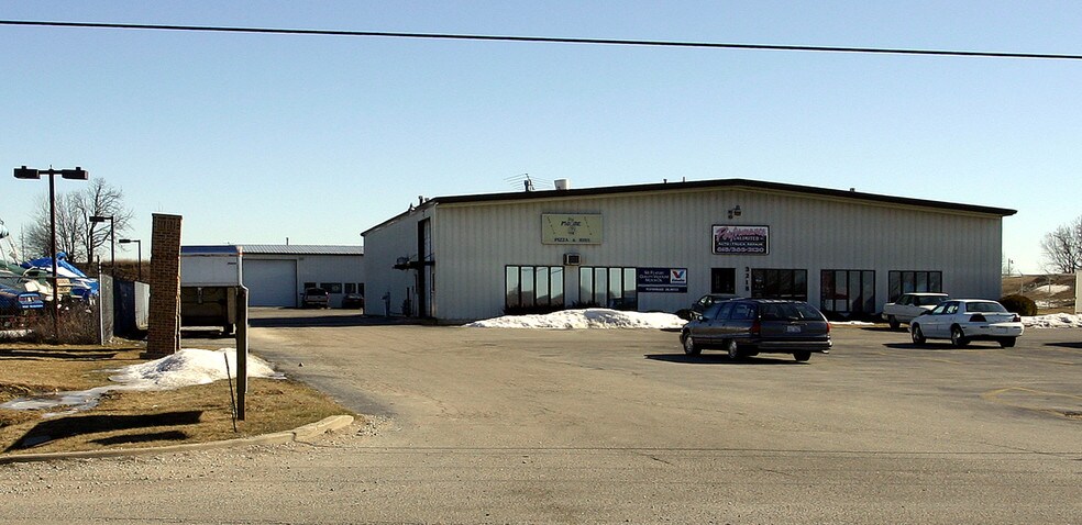 More Photos Of 3218 N Richmond Rd, Mchenry Warehouse For Lease
