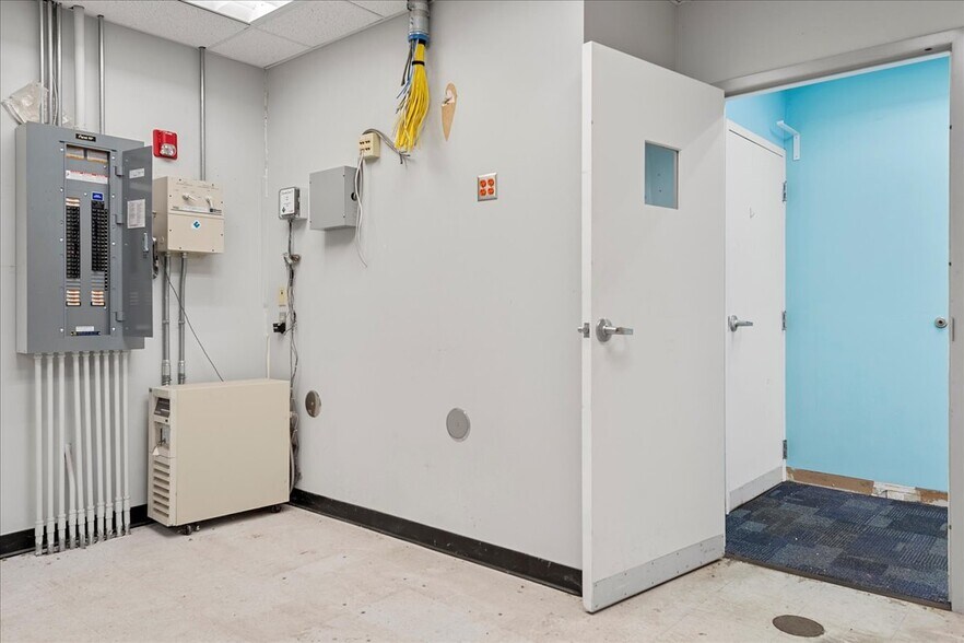 More Photos Of 920 E North Grand Ave, Springfield Freestanding For Lease