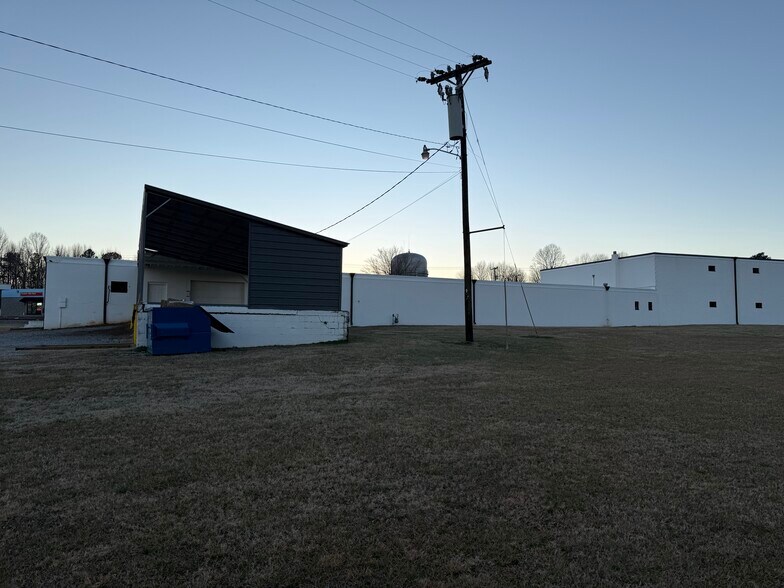 More Photos Of 630 Trindale Rd, Trinity Warehouse For Lease