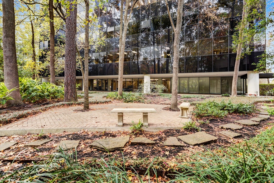 More Photos Of 2180 North Loop W, Houston Unknown For Lease