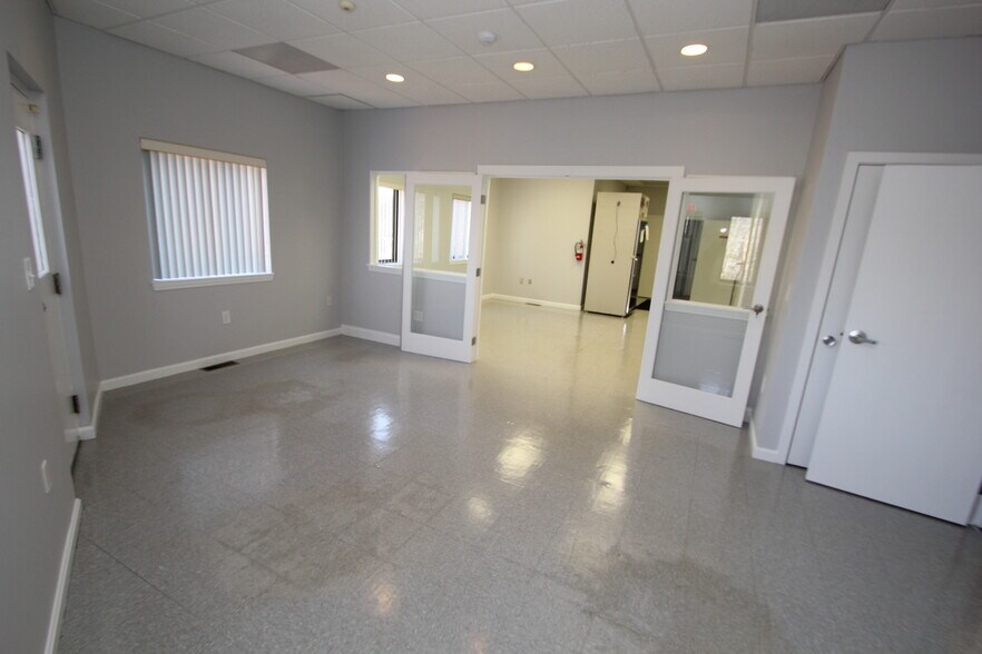 More Photos Of 87 Main St, North Reading Light Manufacturing For Sale