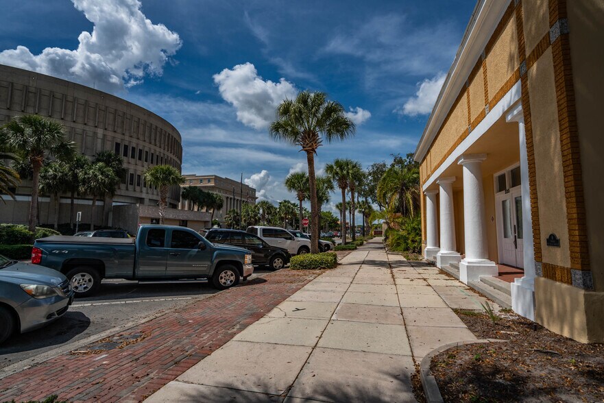 More Photos Of 220 W Main St, Tavares Office For Lease