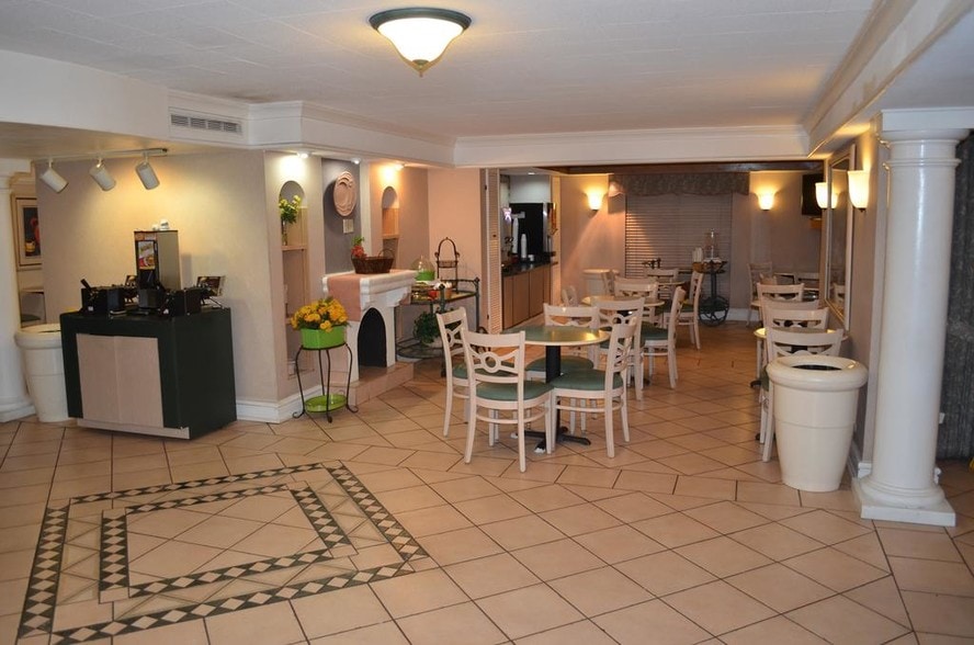 More Photos Of 5201 N State Line Ave, Texarkana Hotel For Sale