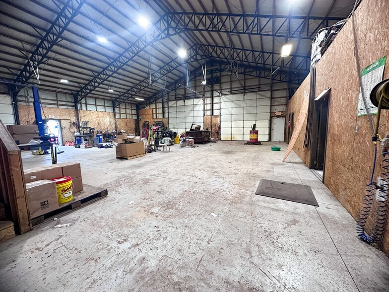 More Photos Of 8110 W Ford Springs Rd, Bentonville Flex For Lease