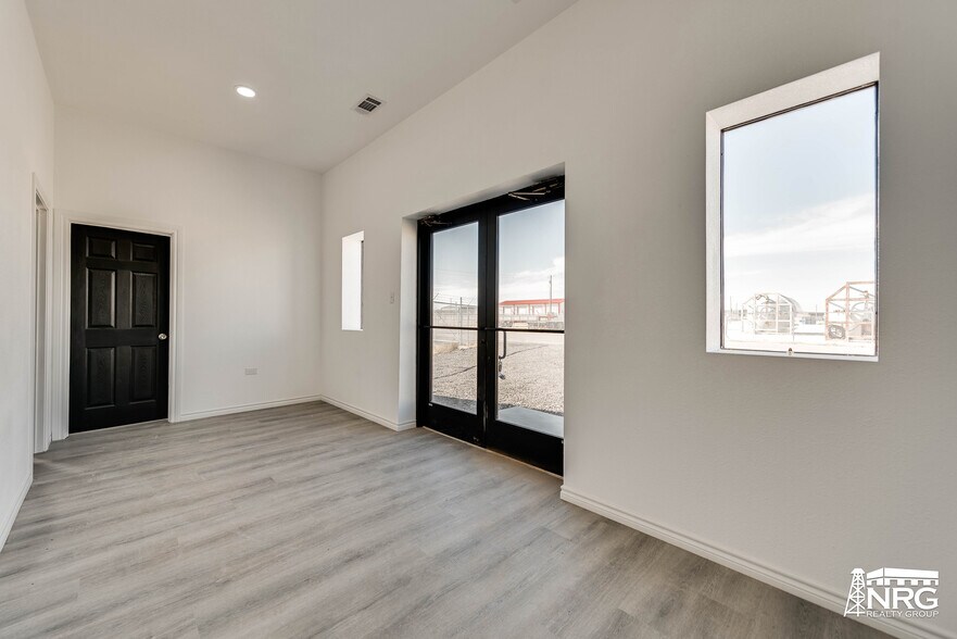 More Photos Of 310 Zeus Ln, Odessa Warehouse For Lease
