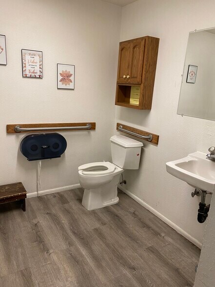 More Photos Of 1455-1463 W Center St, Orem Showroom For Lease