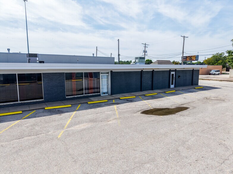 More Photos Of 415 S Hydraulic St, Wichita General Retail For Sale
