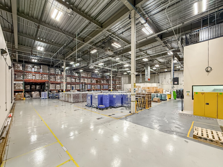 More Photos Of 9540 De Soto Ave, Chatsworth Manufacturing For Lease
