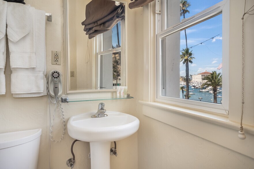 More Photos Of 409 Crescent Ave, Avalon Hotel For Sale